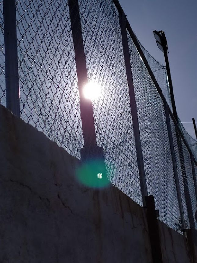 Περίφραξη με γαλβανισμένο πλέγμα αλυσίδας, τοποθετημένο πάνω σε ανυψωμένο τσιμεντένιο τοίχο για πρόσθετη ασφάλεια