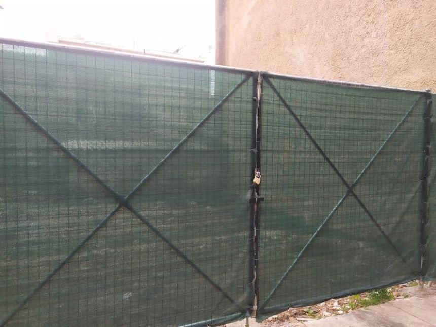 Δίχτυ Σκίασης και κάλυψης πάνω σε περίφραξη