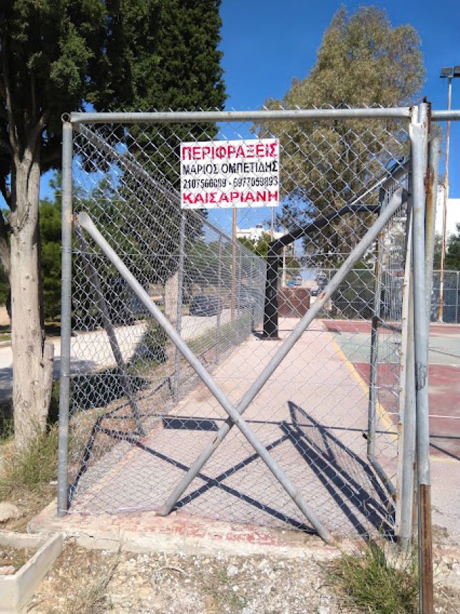 Ενισχυμένη πύλη περίφραξης με γαλβανισμένο μεταλλικό πλέγμα και σταυρωτό σχέδιο για πρόσθετη σταθερότητα