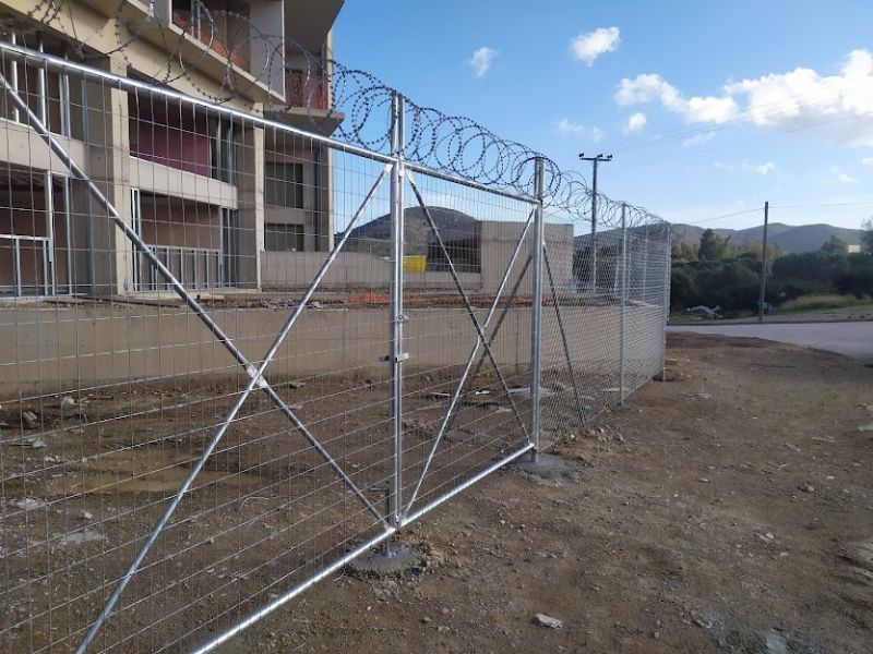 Θύρα με περίφραξη