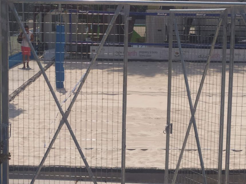 Περίφραξη γηπέδου beach volley από ανθεκτικό γαλβανισμένο σύρμα, σχεδιασμένη για μακροχρόνια αντοχή σε εξωτερικούς χώρους