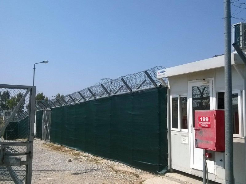 Δίχτυ Σκίασης και κάλυψης πάνω σε περίφραξη στην Αμυγδαλέζα