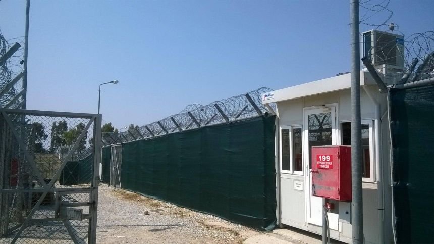 Δίχτυ Σκίασης και κάλυψης πάνω σε περίφραξη στην Αμυγδαλέζα