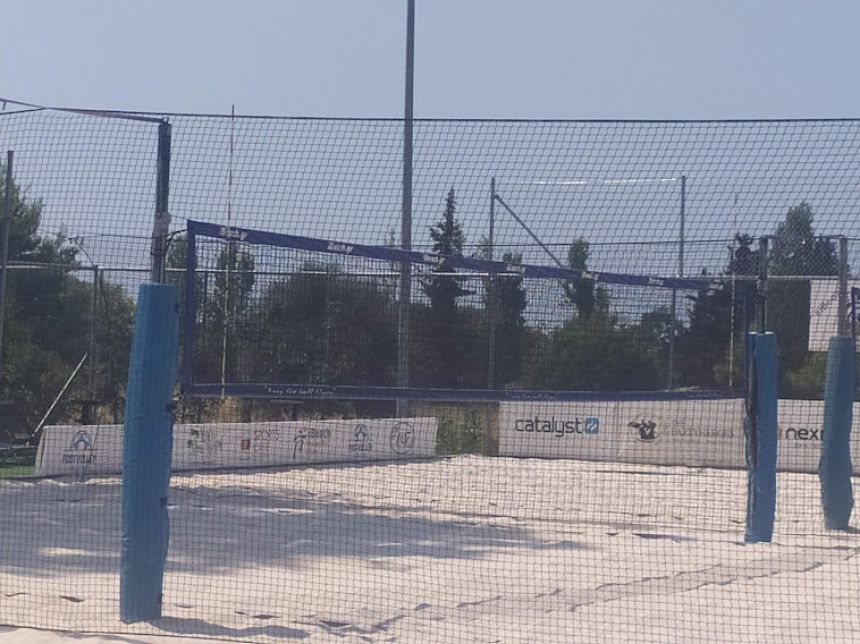 Περίφραξη γηπέδου beach volley με γαλβανισμένο μεταλλικό πλέγμα και ανθεκτικούς στύλους στήριξης