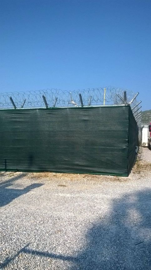 Δίχτυ Σκίασης και κάλυψης πάνω σε περίφραξη στην Αμυγδαλέζα