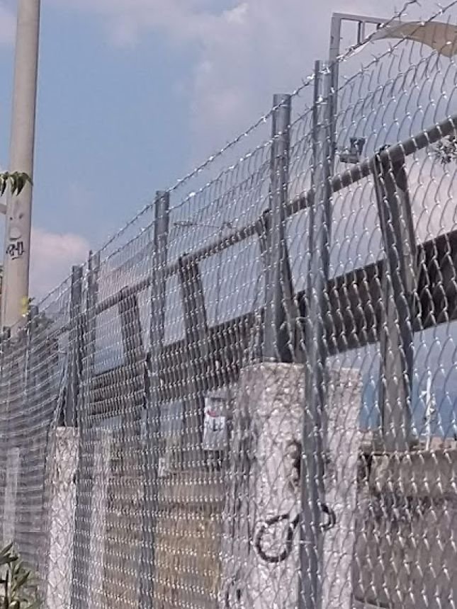 Περίφραξη με αγκαθωτό σύρμα