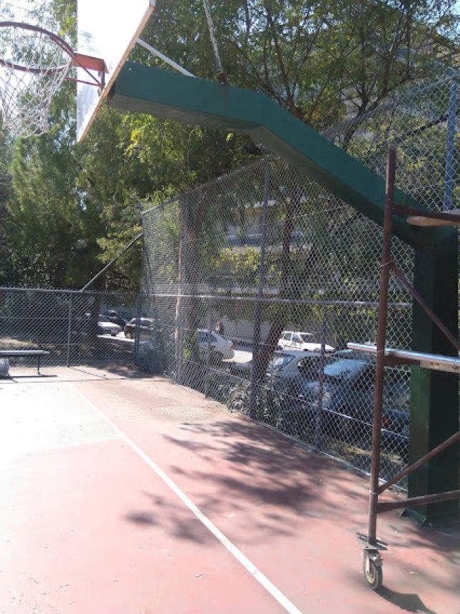 Περιμετρική περίφραξη γηπέδου με μεταλλικό πλέγμα υψηλής αντοχής