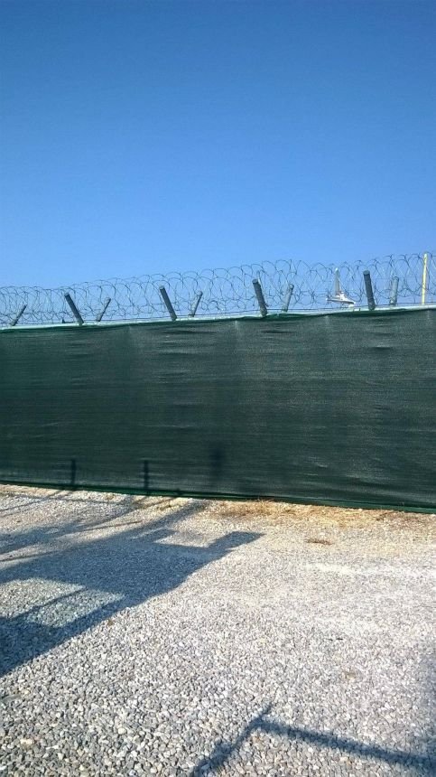 Δίχτυ Σκίασης και κάλυψης πάνω σε περίφραξη στην Αμυγδαλέζα