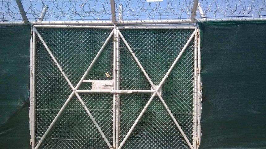 Δίχτυ Σκίασης και κάλυψης πάνω σε περίφραξη στην Αμυγδαλέζα