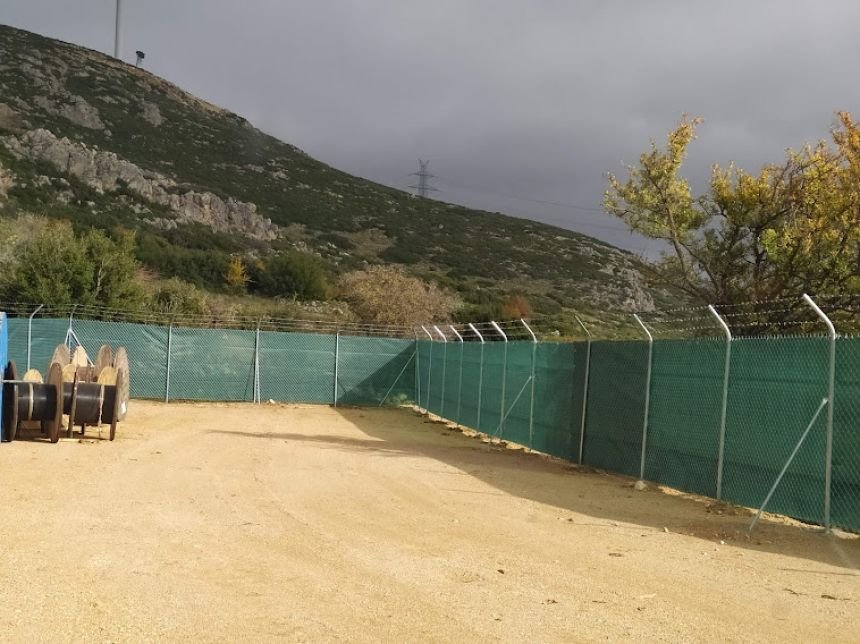 Δίχτυ Σκίασης και κάλυψης πάνω σε περίφραξη