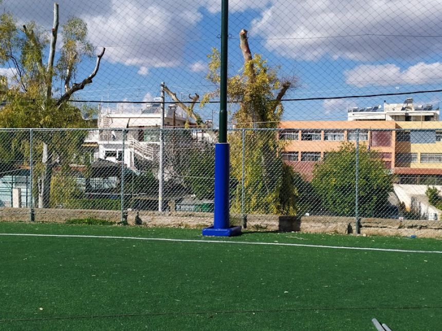 Περίφραξη με ανθεκτικό συρματόπλεγμα που περιβάλλει γήπεδο αθλητικών δραστηριοτήτων