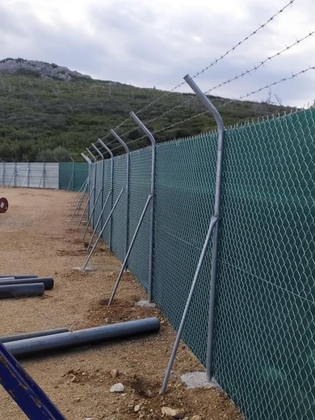 Δίχτυ Σκίασης και κάλυψης πάνω σε περίφραξη