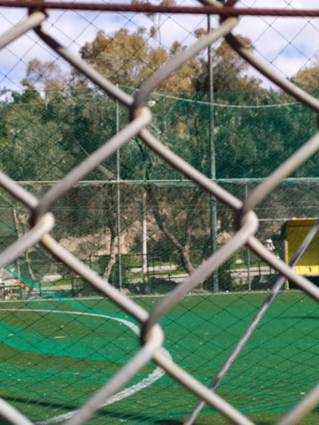 Περίφραξη γηπέδου ποδοσφαίρου με πλέγμα υψηλής αντοχής και μεταλλικούς στύλους