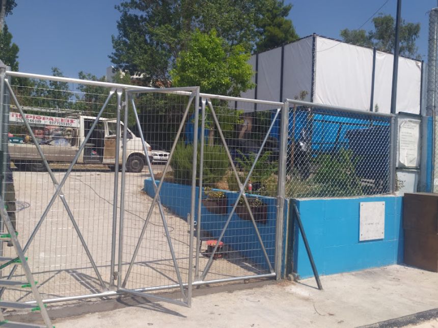 Μεταλλική πύλη περίφραξης με γαλβανισμένο πλέγμα και στιβαρούς ορθοστάτες