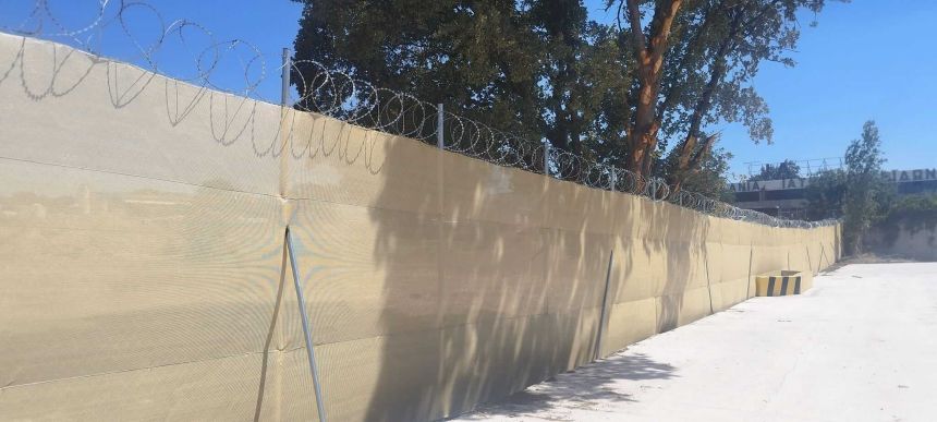 Περίφραξη τύπου ΝΑΤΟ με δίχτυ σκίασης άμμου