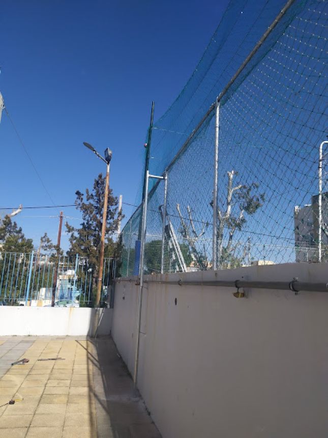 Περίφραξη με συρματόπλεγμα υψηλής ποιότητας, τοποθετημένο σε στιβαρούς μεταλλικούς στύλους. Διαθέτει ενισχυμένο δικτυωτό φράχτη για αυξημένη ασφάλεια