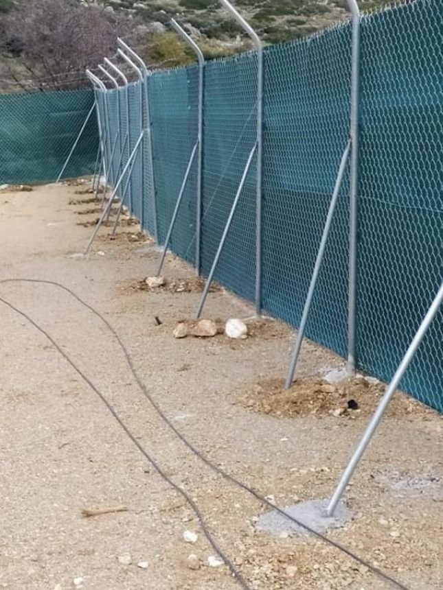 Δίχτυ Σκίασης και κάλυψης πάνω σε περίφραξη