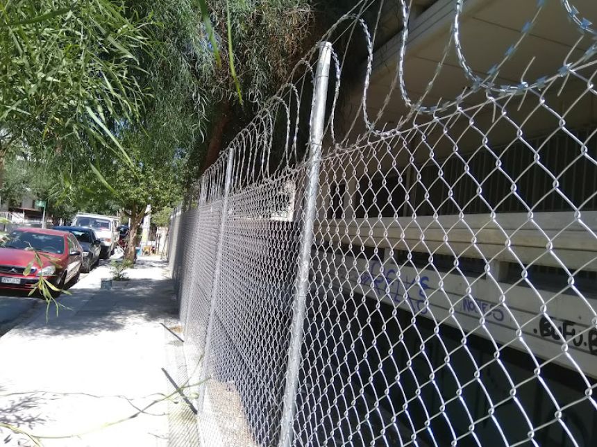 Περίφραξη με λεπιδοφόρο κονσερτίνα