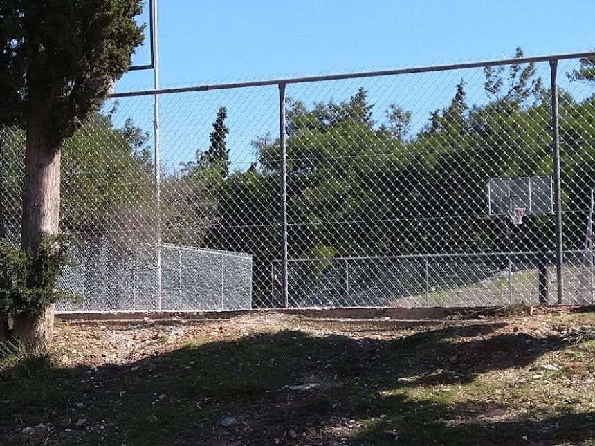 Περιμετρική περίφραξη γηπέδου με μεταλλικό σύρμα πλέγματος
