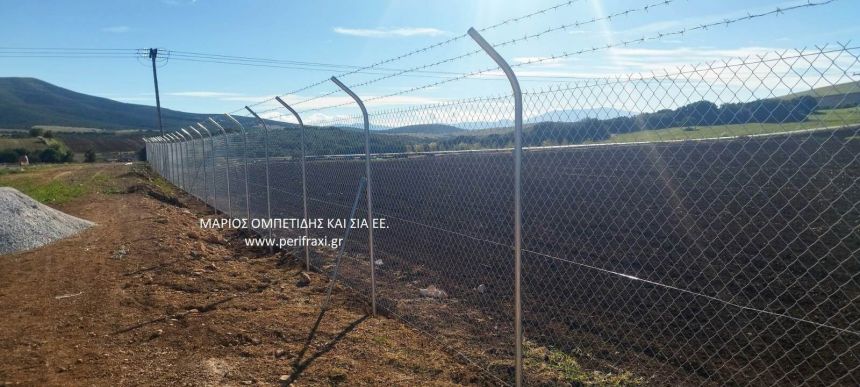 Περίφραξη τύπου ΝΑΤΟ με 3 σειρές από αγκαθωτό σύρμα για απόλυτη ασφάλεια