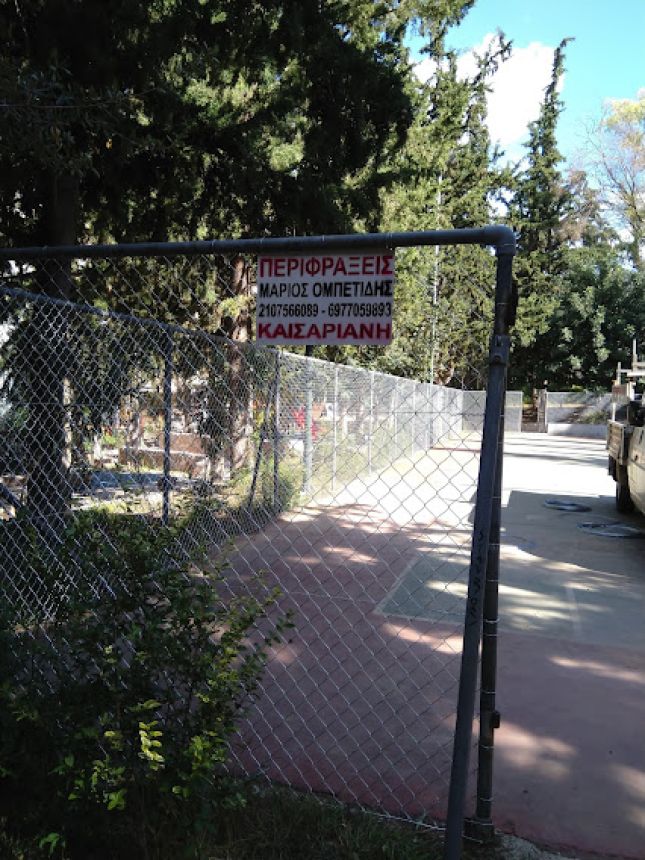 Περιφράξεις γηπέδων με ανθεκτικό μεταλλικό πλέγμα γαλβανισμένης επικάλυψης, τοποθετημένο σε ισχυρούς μεταλλικούς στύλους για μέγιστη σταθερότητα και ασφάλεια