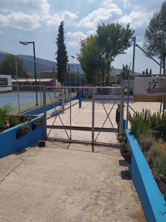 Είσοδος αθλητικού χώρου με περίφραξη και συρόμενη πύλη μεταλλικής κατασκευής
