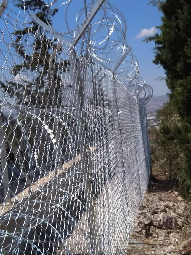 Περίφραξη με λεπιδοφόρο κονσερτίνα