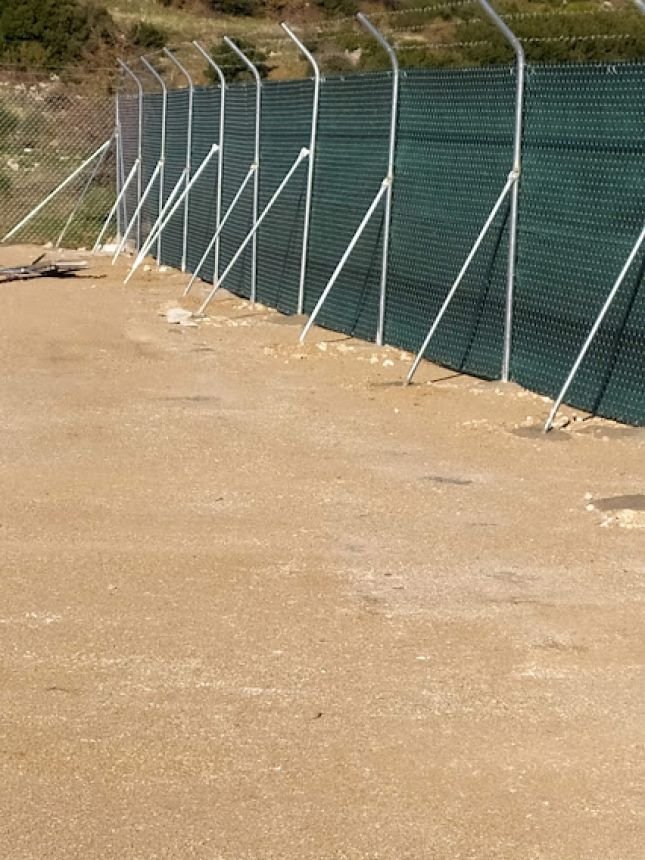 Δίχτυ Σκίασης και κάλυψης πάνω σε περίφραξη