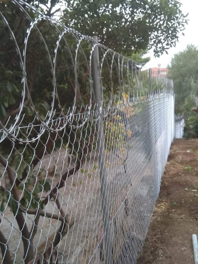 Περίφραξη με λεπιδοφόρο κονσερτίνα