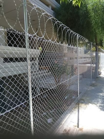 Περίφραξη με λεπιδοφόρο κονσερτίνα