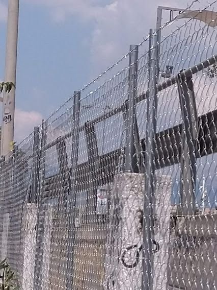 Περίφραξη με αγκαθωτό σύρμα