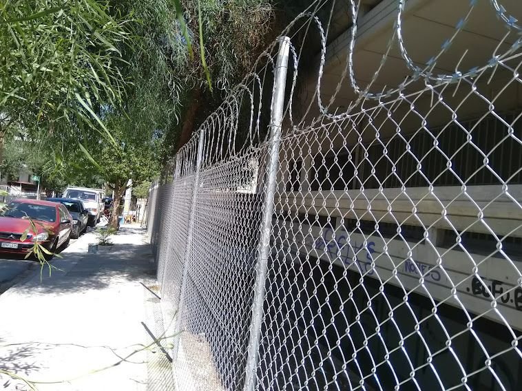 Περίφραξη με λεπιδοφόρο κονσερτίνα
