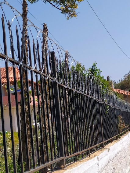 Περίφραξη με λεπιδοφόρο κονσερτίνα