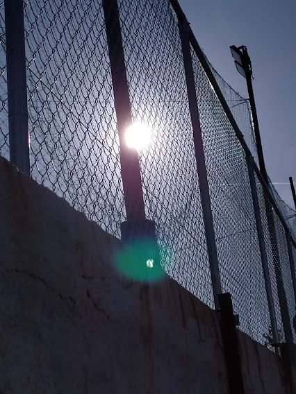 Περίφραξη με γαλβανισμένο πλέγμα αλυσίδας, τοποθετημένο πάνω σε ανυψωμένο τσιμεντένιο τοίχο για πρόσθετη ασφάλεια