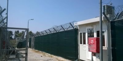 Δίχτυ Σκίασης και κάλυψης πάνω σε περίφραξη στην Αμυγδαλέζα