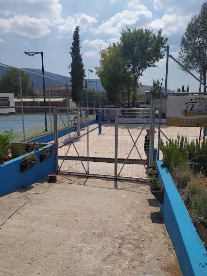 Είσοδος αθλητικού χώρου με περίφραξη και συρόμενη πύλη μεταλλικής κατασκευής